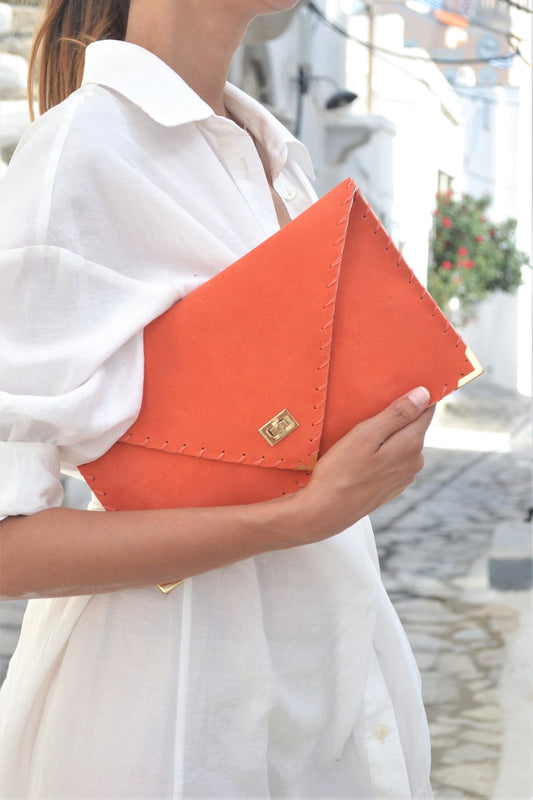Symmetria Soft Clutch in Coral